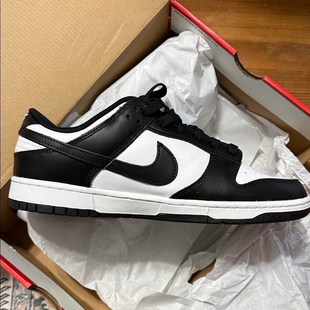 Nike Men's Black and White Low-Top Sneakers